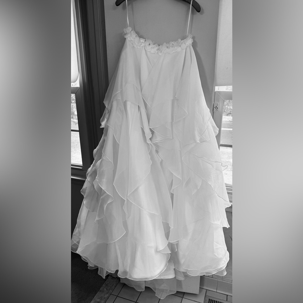 Strapless ruffle and chiffon tulle beach wedding gown. - Picture 15 of 16